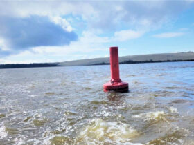 Šie plūdurai – taip pat ir įspėjamieji ženklai pramogautojams bei žvejams Kuršių mariose būti atidiems, vengti neteisėtai patekti į VSAZ ar neteisėtai kirsti sieną su Rusija.