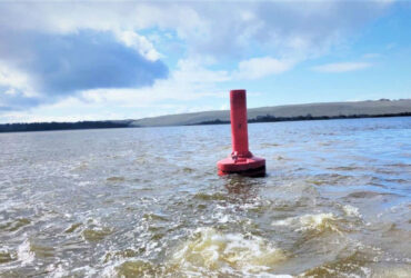 Šie plūdurai – taip pat ir įspėjamieji ženklai pramogautojams bei žvejams Kuršių mariose būti atidiems, vengti neteisėtai patekti į VSAZ ar neteisėtai kirsti sieną su Rusija.