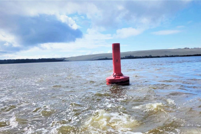 Šie plūdurai – taip pat ir įspėjamieji ženklai pramogautojams bei žvejams Kuršių mariose būti atidiems, vengti neteisėtai patekti į VSAZ ar neteisėtai kirsti sieną su Rusija.